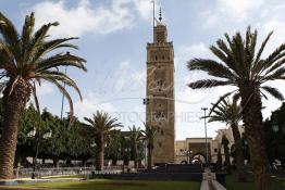 Image du Maroc Professionnelle de  Parmi les endroits les plus pittoresques de Casablanca, la Cité de Habous conçue par les architectes Auguste Cadet et Edmond Brion d’après l’ébauche d’un premier plan-masse dû à Albert Laprade. La construction n’avait commencé qu’après la première guerre mondiale. Situé près du Palais Royale, ce joyau architectural est le point de départ de la nouvelle médina de la ville, Dimanche 7 Octobre 2012. Au centre la fontaine et le minaret de La mosquée Al Mohammadi. Le quartier des Habous fait partie du patrimoine architectural de Casablanca (Photo / Abdeljalil Bounhar)